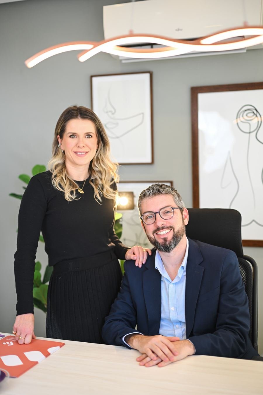 Dr. Eduardo Machado e a fisioterapeuta Rafaela no consultório