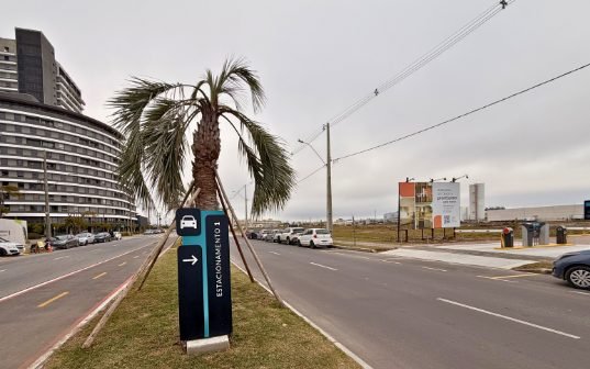 Placa do Estacionamento 1 na avenida principal do Parque Una